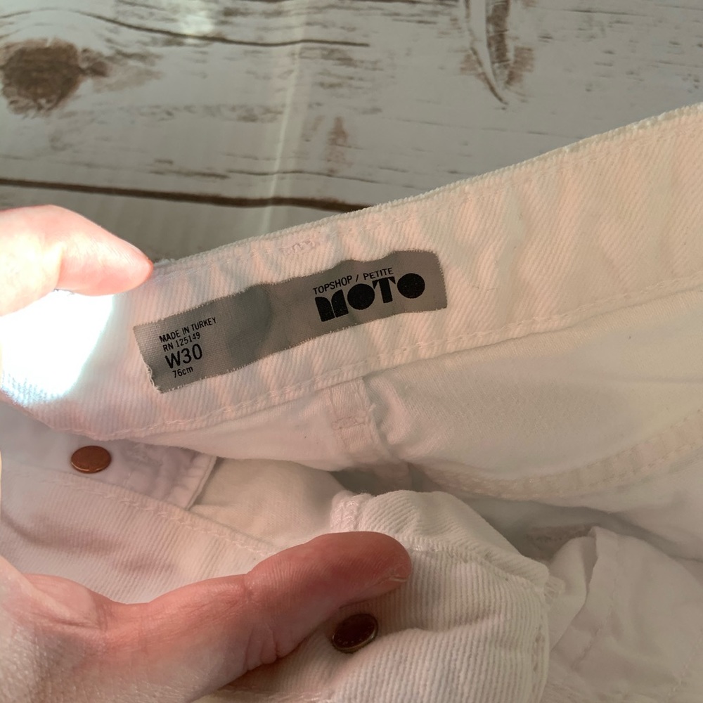 Topshop Moto petite distressed white jeans shorts - Picture 4 of 7